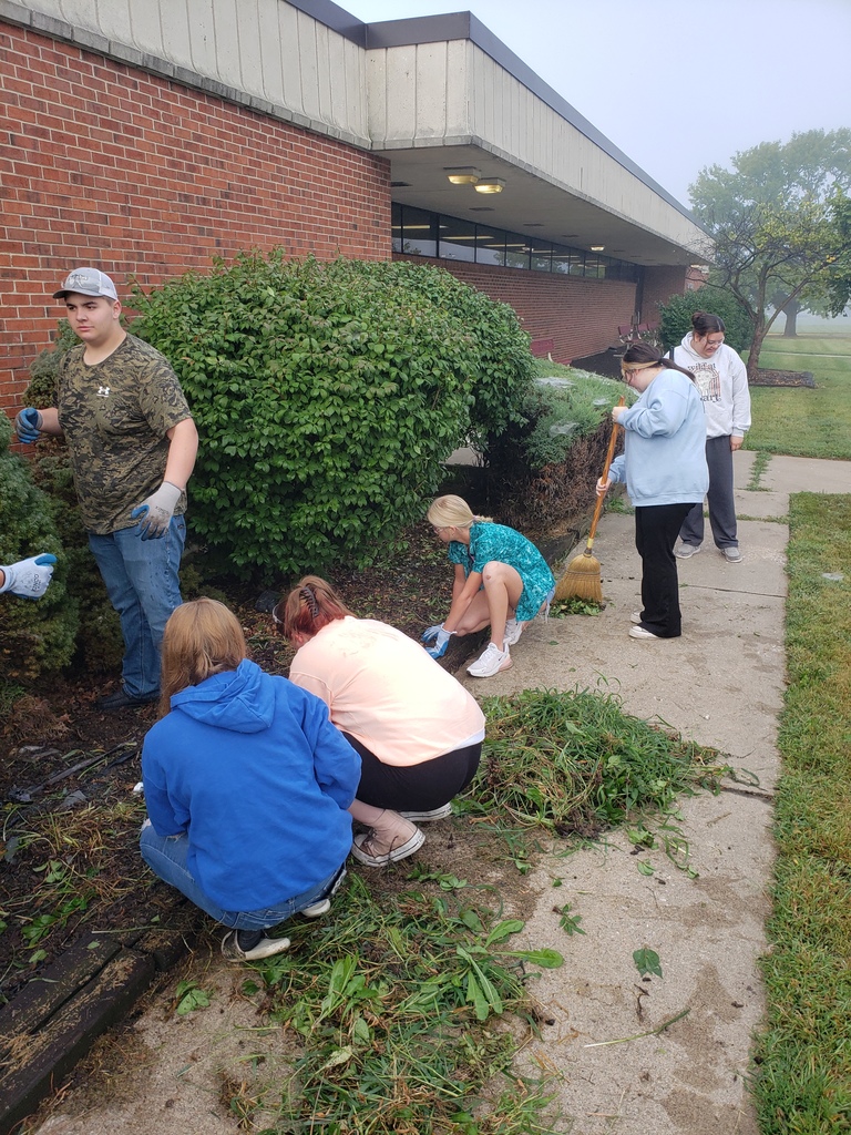 Landscaping Design Classes cleaning up SCCC