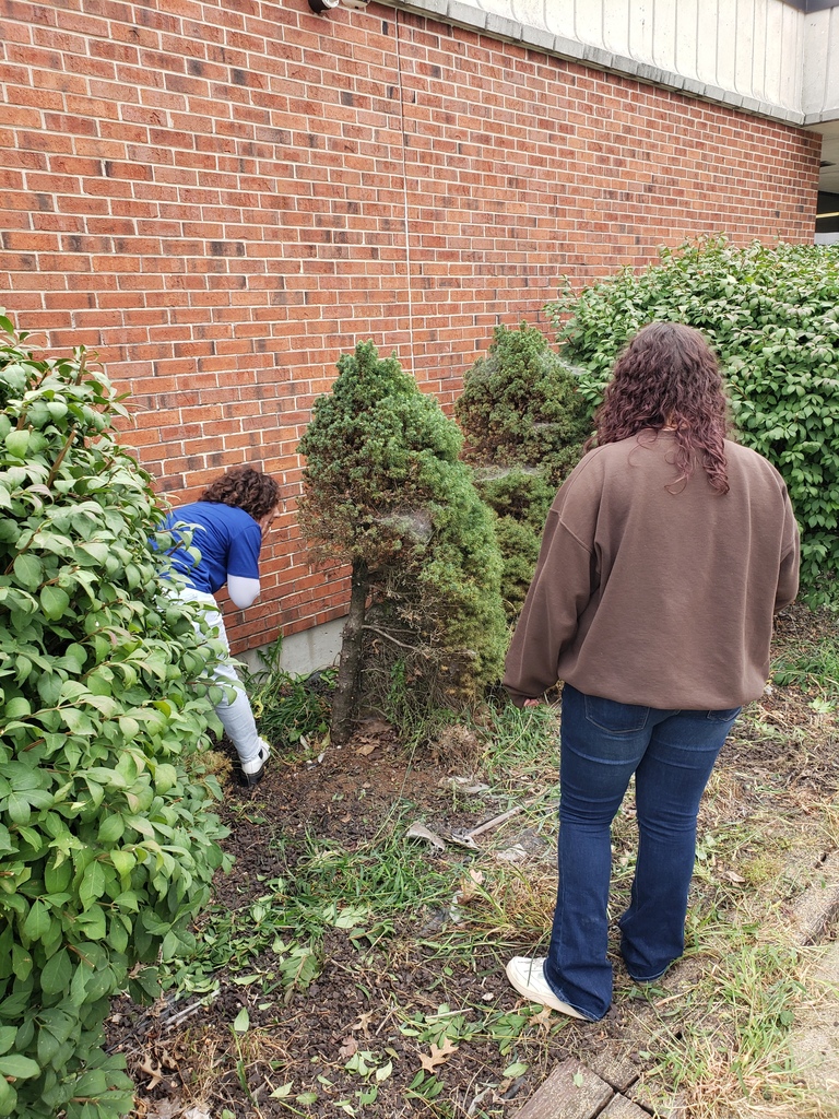 SCCC Landscaping Design Class cleaning up after project